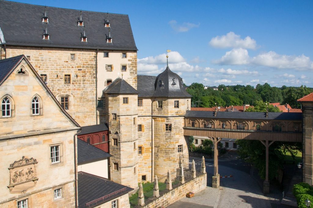 Blick auf Schloss und Kirchgang