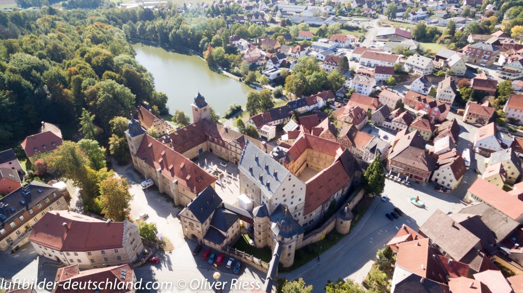 Dronenbild des Schlosses mit Kirchgang und Neptunbrunnen