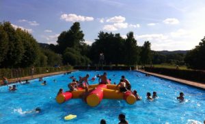 Kinder und Jugendliche auf der "Wasserkrake" im Freibad