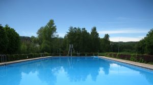 Leeres Wasserbecken im Freibad Thurnau