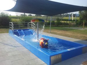 Kinderbecken mit Sonnensegel im Freibad Thurnau