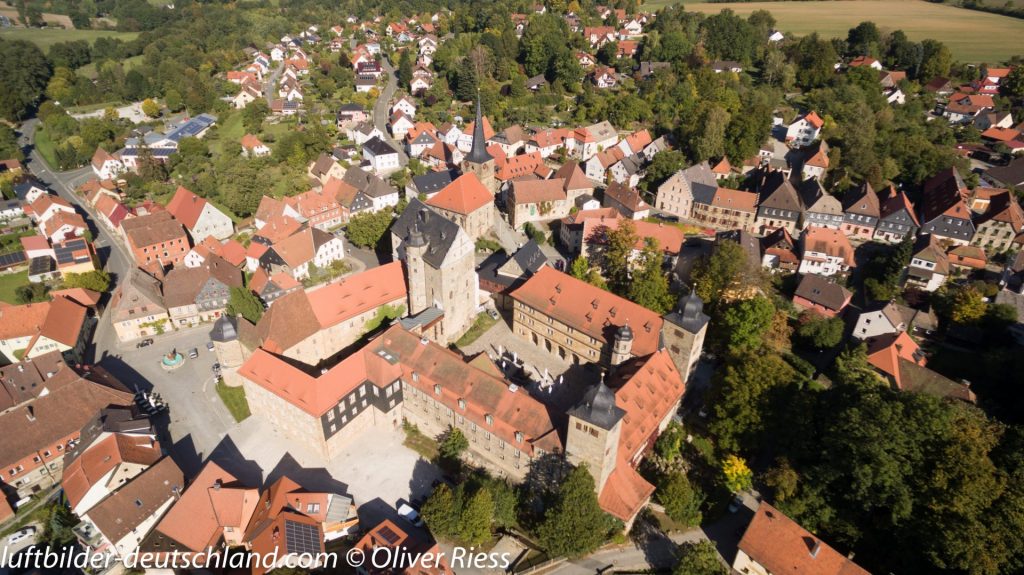 Schloss mit oberem Markt aus der Vogelperpektive