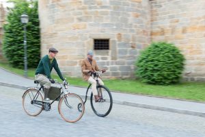 Radler auf historischen Fahrrädern