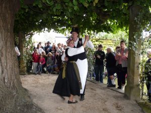 Ein Paar tanzt um die Tanzlinde in Limmerdorf