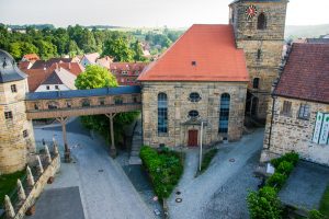 Blick auf Schlosskirche und Kirchgang