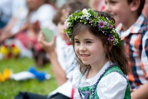 Mädchen in Tracht mit festlichem Blumenkranz