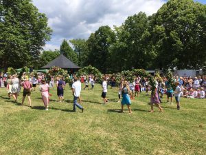 Tanzende Kinder vor idyllischer Kulisse