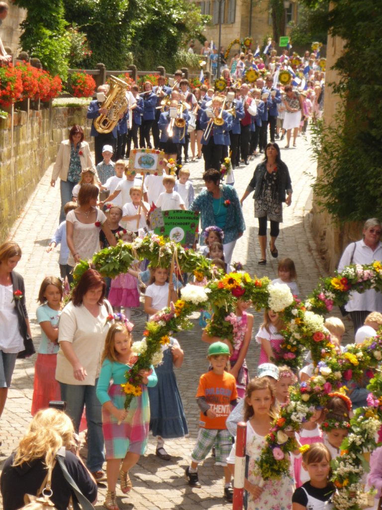 Festumzug der Gregori-Kinder mit Blumenbögen