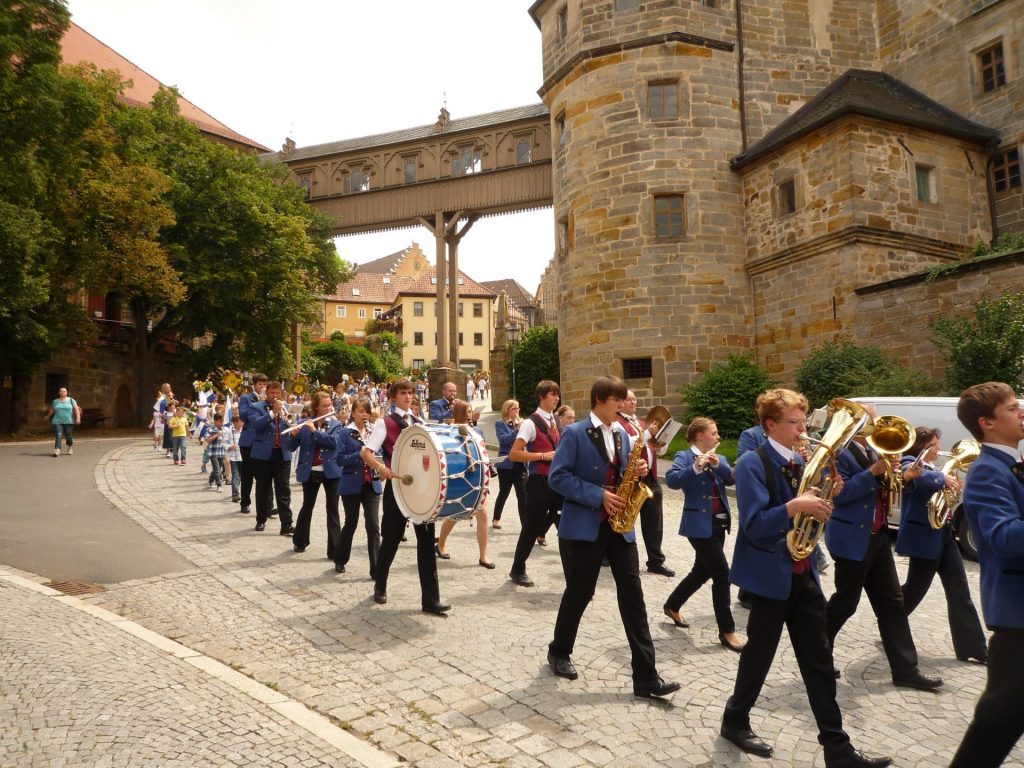 Musikkapelle führt den Festumzug der Gregori-Kinder an