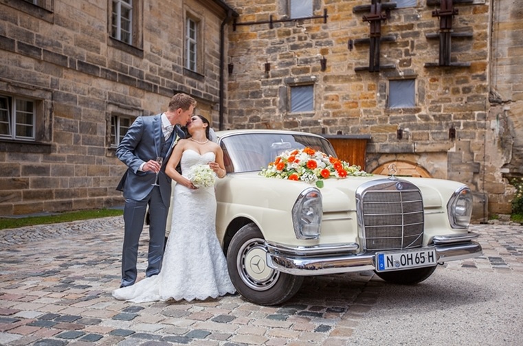 Brautpaar im Hof des Schlosses Thurnau