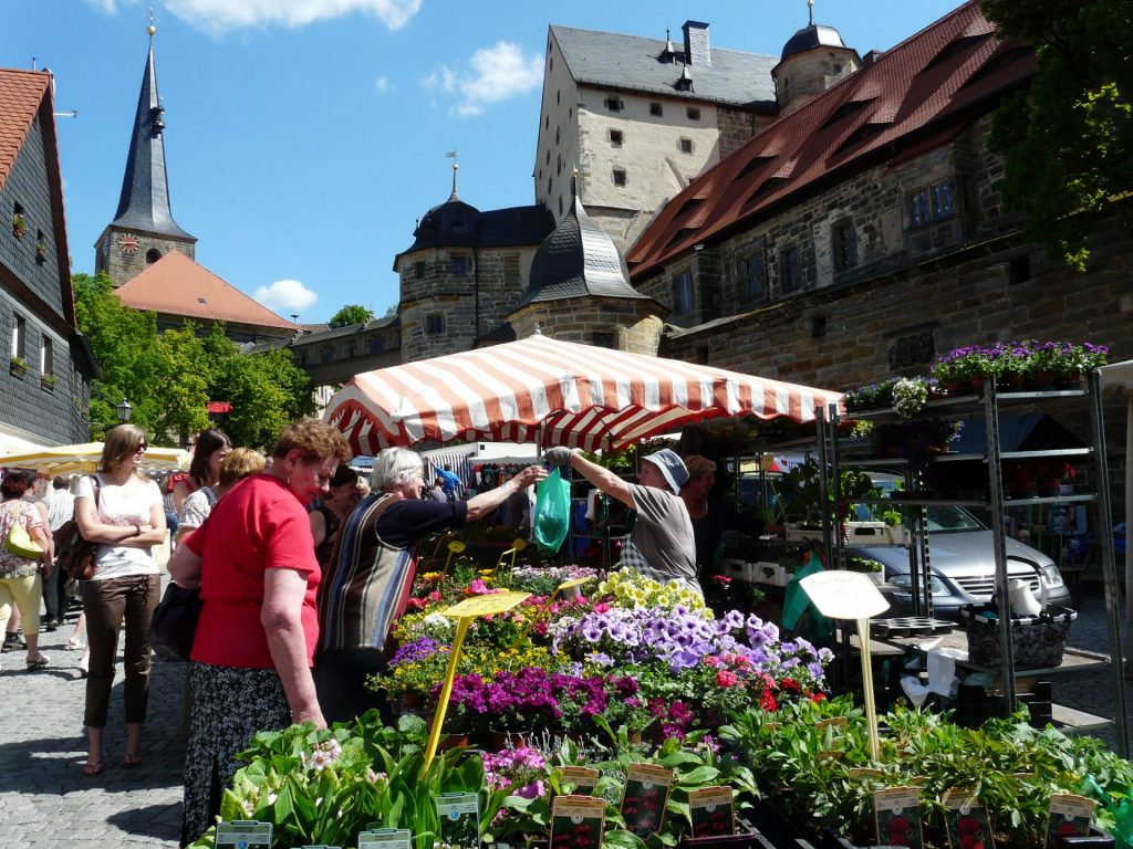 Kirchweihmarkt vor dem Hintergrund des Schlosses Thurnau