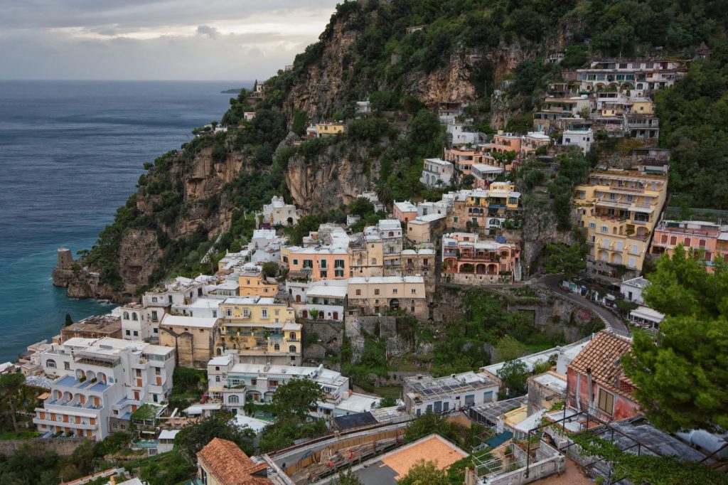 Panoramaansicht der Küstenstadt Positano