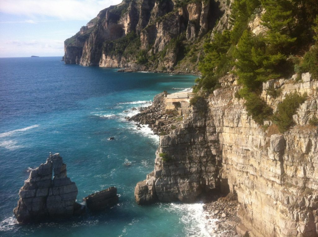 Felsige Küstenlandschaft Positanos vor blauem Meer