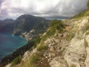 Hügelige Landschaft mit Positano im Hintergrund