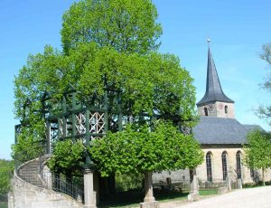 Tanzlinde Peesten mit Marienkirche im Hintergrund