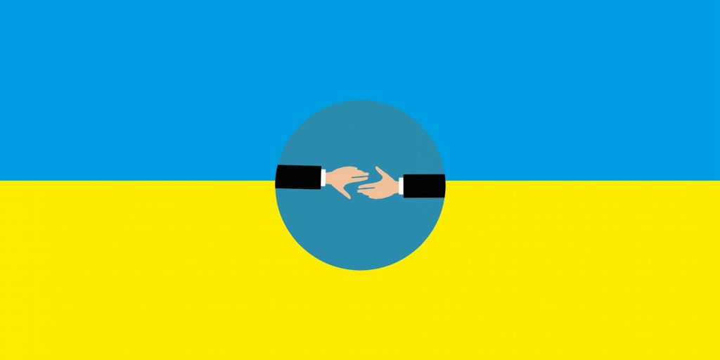 Ukrainische Flagge mit ineinandergreifenden Händen in der Mitte