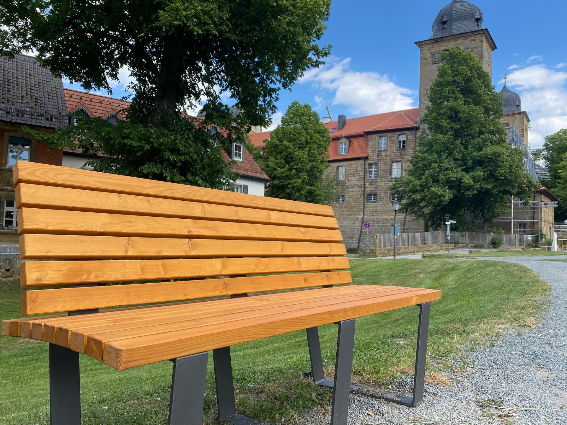 Neue Sitzbänke rund um den Schlossweiher