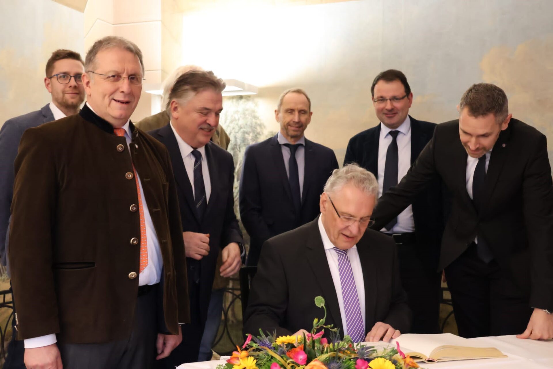Staatsminister Joachim Herrmann informiert sich über Ausbaustand in Schloss Thurnau