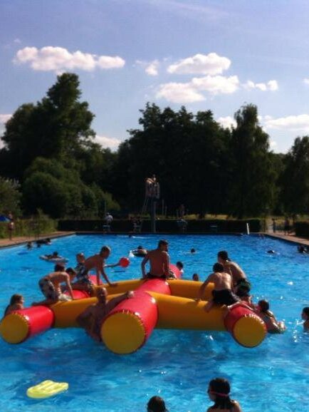 Kinder und Jugendliche auf der "Wasserkrake" im Freibad